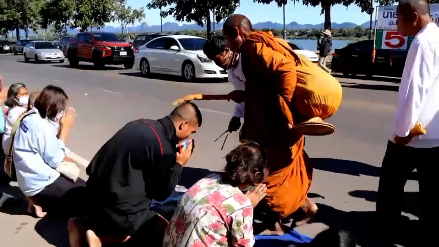 ชาวนครพนมแห่รอ “หลวงตาบุญชื่น” พระธุดงค์เท้าเปล่า จากอีสานสู่เหนือ และใต้