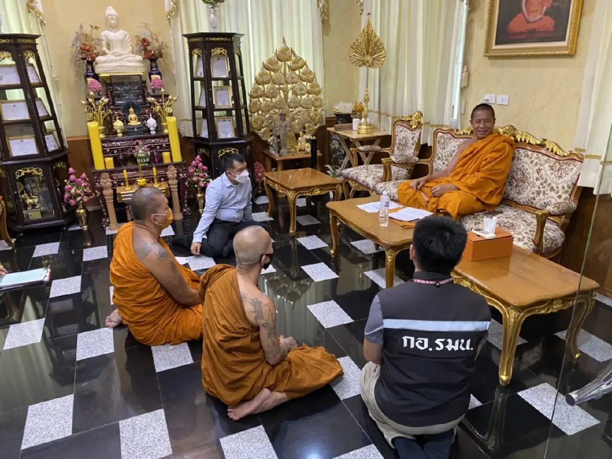 เชือดเป็นตัวอย่าง พศ.จับสึกพระ 2 รูป ปักหลักรับบิณฑบาตตลาดกรมชลประทาน