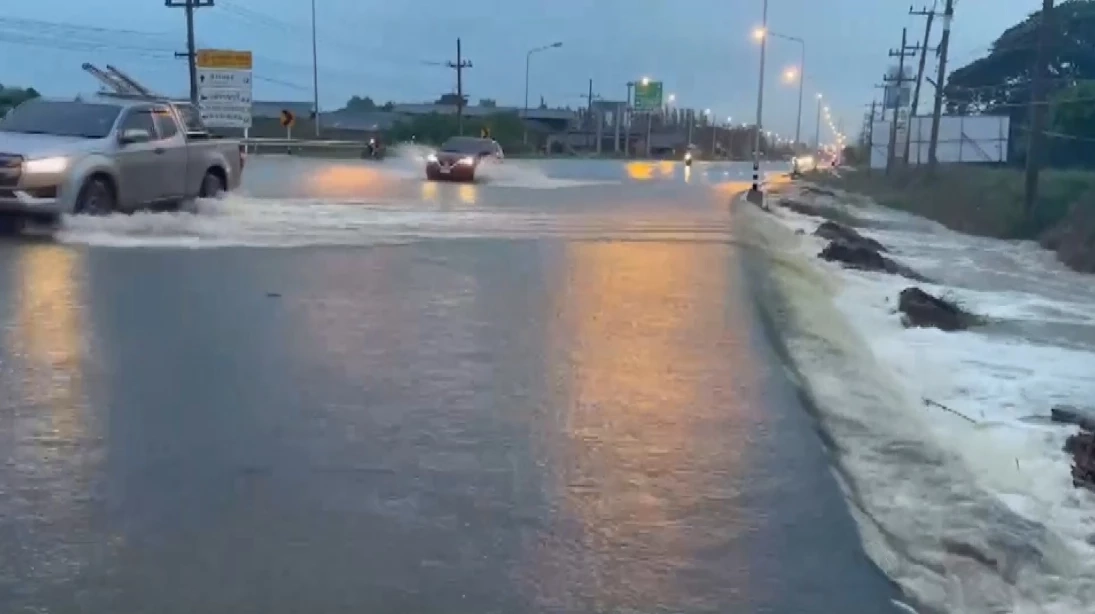 อ่างทอง สุดแรงต้านคันดินริมเจ้าพระยา อ.ป่าโมกทรุดน้ำทะลักท่วมเกือบมิดหัว