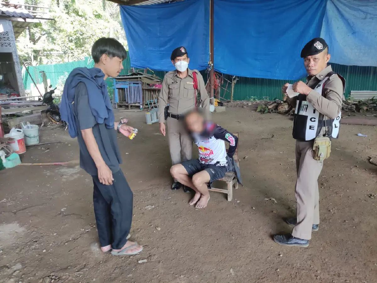 ตร.ล้อมจับชายคลุ้มคลั่ง จับเมีย-ลูก 6 ขวบ ขังในบ้าน