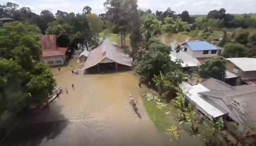 ทหารใช้ ฮ.ส่งถุงยังชีพช่วยชาวอุบลฯ หลังติดเกาะถูกน้ำท่วม (มีคลิป)