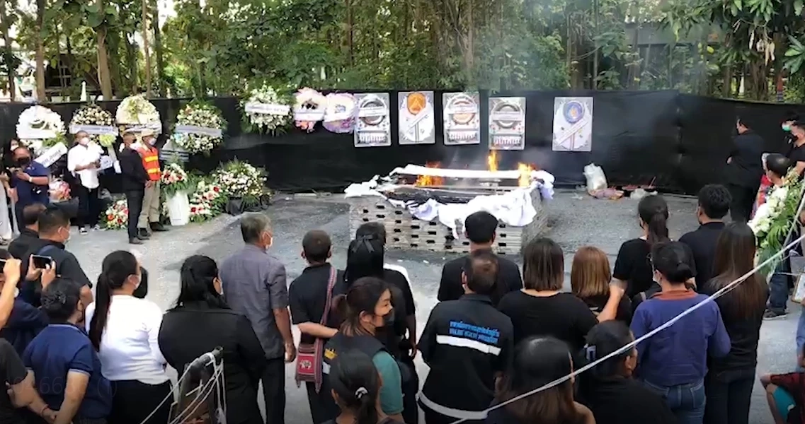 น้ำตาท่วม เผาพ่อ-ลูก เหยื่อกราดยิง สองศพสุดท้าย ด้าน จนท.เตรียมจ่ายเยียวยา