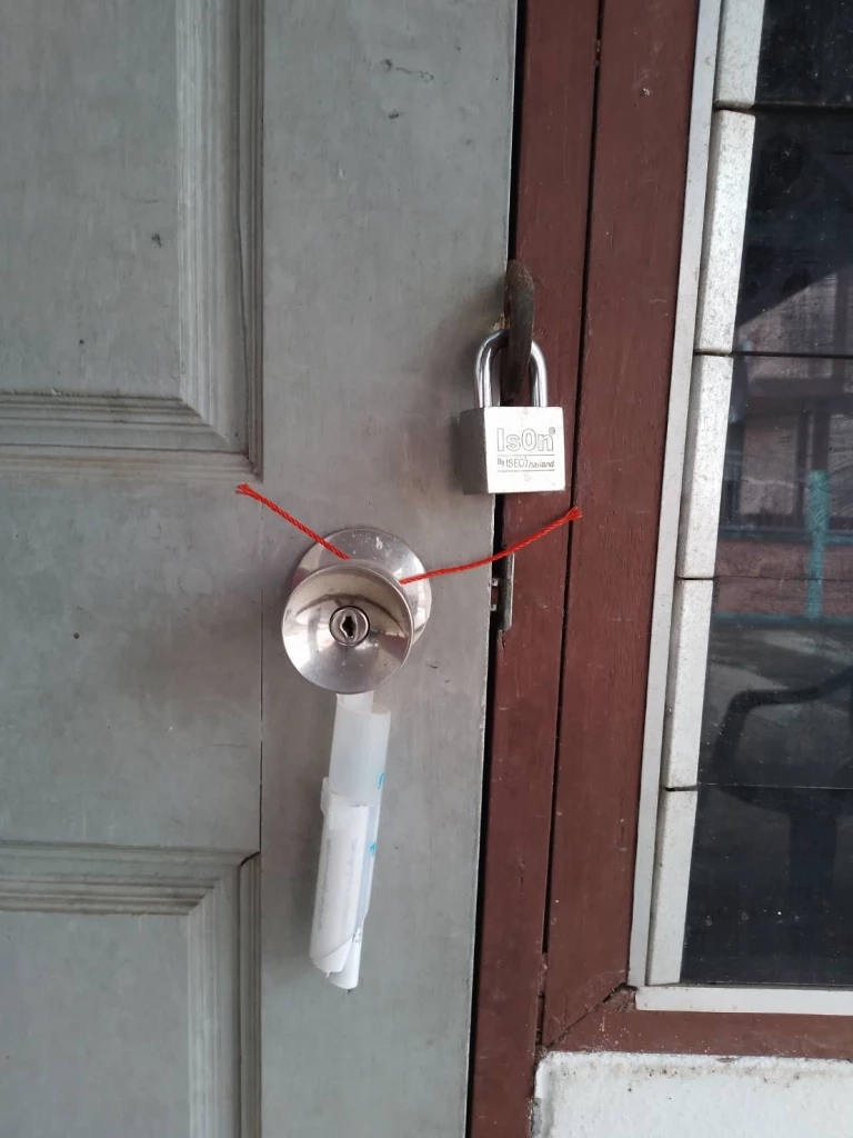 บ้านพักนายอำเภอไชยา สุราษฎร์ธานี   ถูกล็อกกุญแจ ทำให้นายอำเภอคนใหม่ไม่สามารถเข้าพักอาศัยได้ 