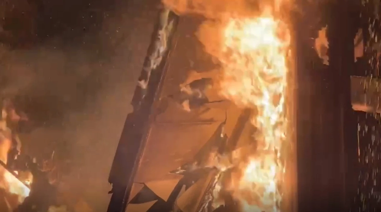 ไฟไหม้บ้าน “ผอ.โรงเรียนดังโคราช” ควันขโมง เจ้าหน้าที่เร่งสกัดเพลิงลุกลาม