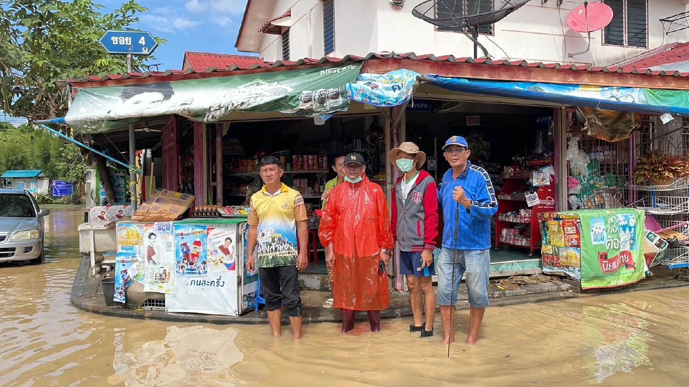 ฝนถล่มหนัก!! กำแพงบ้านเอื้ออาทรปราณบุรีพังซ้ำสอง น้ำทะลักท่วมหมู่บ้าน