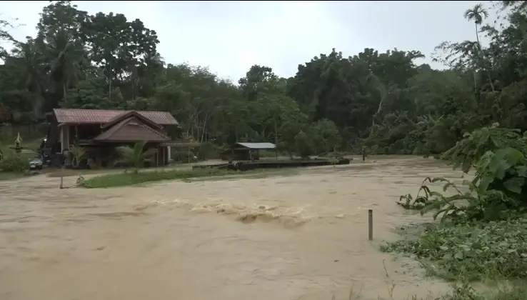 น้ำป่าทะลัก 4 อำเภอสตูล หนักสุด 15 ปี โดยเฉพาะพื้นที่ติดป่าต้นน้ำเขาบรรทัด