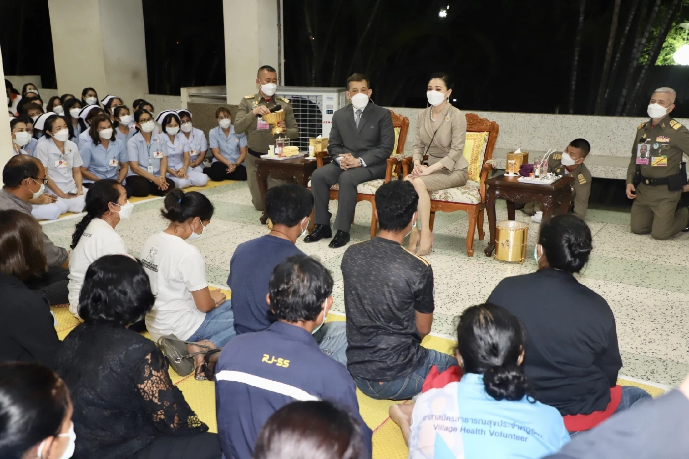 ในหลวง พระราชินี ทรงมีพระราชปฏิสันถาร ให้กำลังใจ และเศร้าพระทัย กับญาติผู้สูญเสียกับเหตุการณ์ ที่เกิดขึ้น