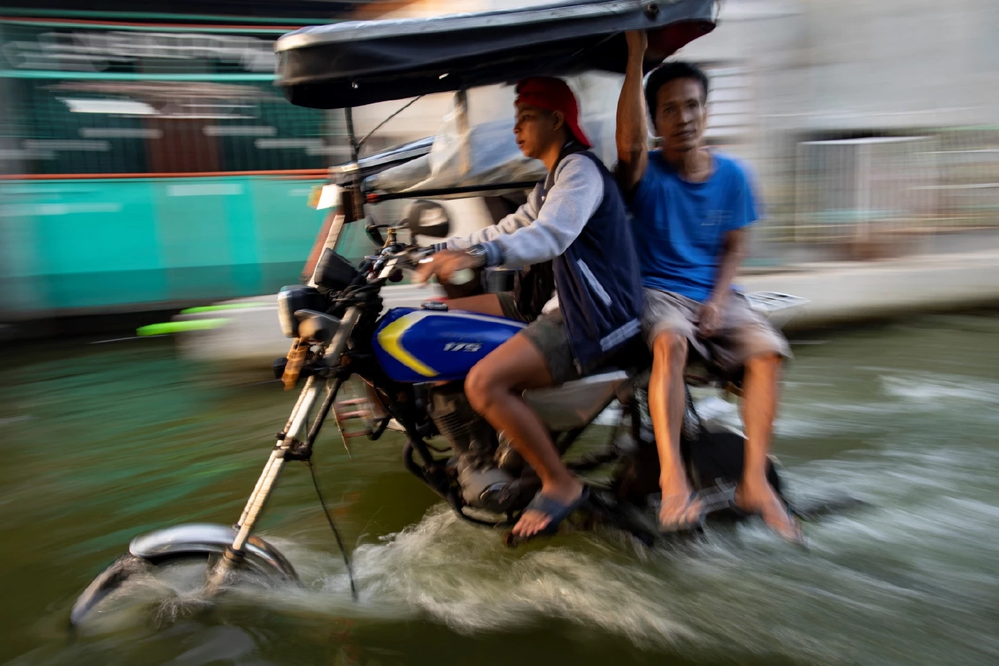 ชีวิตต้องปรับตัว! มอเตอร์ไซค์รับจ้างฟิลิปปินส์ทำรถ "ยกสูง" รับมือน้ำท่วม
