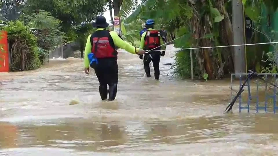 สุโขทัยสุดอั้น น้ำท่วมทะลักเขตเมือง ทหารเร่งขนกระสอบทรายช่วยชาวบ้าน