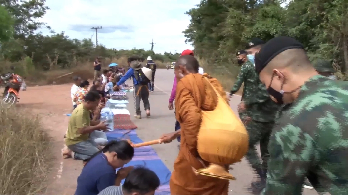 ชาวนครพนมแห่รอ “หลวงตาบุญชื่น” พระธุดงค์เท้าเปล่า จากอีสานสู่เหนือ และใต้