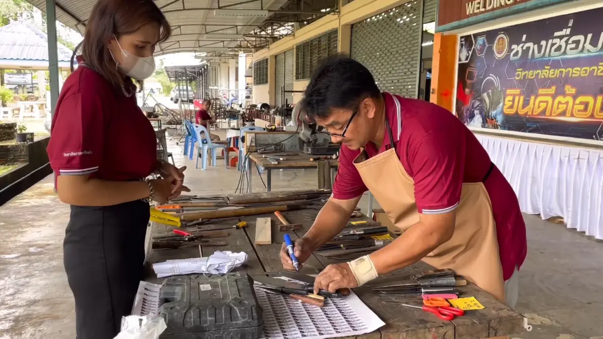 อาสาลับมีดให้ฟรี ช่วยชาวบ้านประหยัดค่าใช้จ่าย