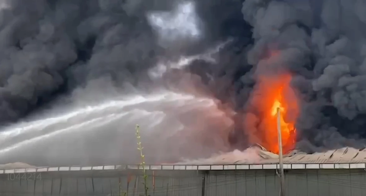 ระทึก ! ไฟไหม้โรงงานพลาสติกขนาดใหญ่ คนงานหนีตายวุ่น