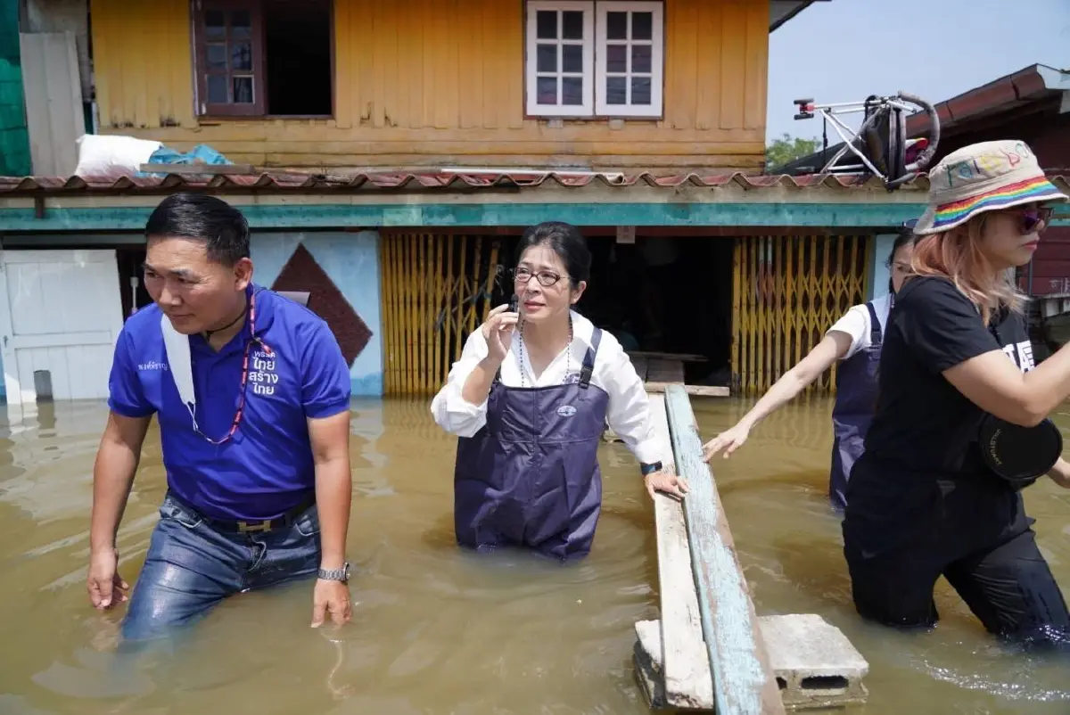 "สุดารัตน์"ยกทสท.ลุยให้กำลังใจชาวสุพรรณบุรีหลังเผชิญน้ำท่วม