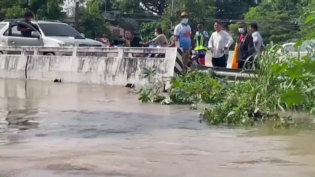คันดินกั้นน้ำทรุด มวลน้ำทะลัก "ป่าโมก" อ่างทอง แล้ว ท่วมบ้านสูงมิดคอ