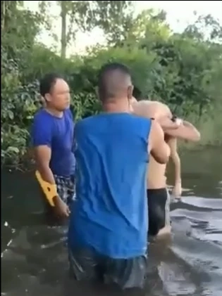 สุดยื้อ ภาพวินาทีชีวิต พ่อพยายามช่วยลูก 8 ขวบ แอบเล่นน้ำท่วม (มีคลิป)
