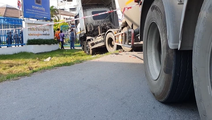 สยอง รถบรรทุกปูนเบรกไม่อยู่ พุ่งชนกระบะและรถทางหลวง เจ็บ 4 ดับ 1