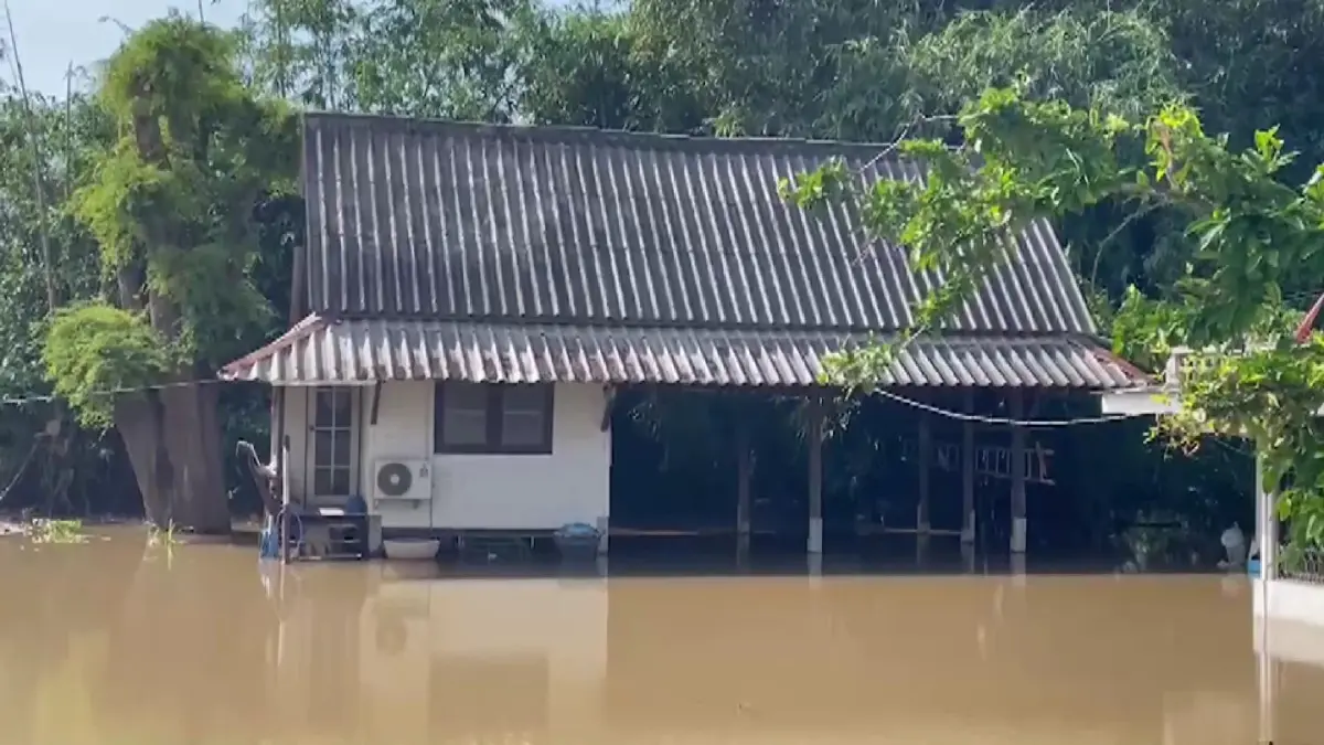 ชาวบ้านริมแม่น้ำน้อย ข้องใจไม่เปิดประตูระบายน้ำ ส่งผลอ่างทองน้ำท่วมอ่วม