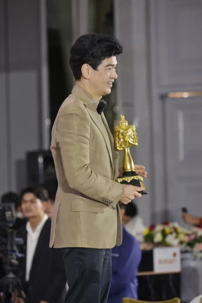 กองทัพคนบันเทิงคุณภาพ เข้าร่วมรับ “รางวัลตรีเทพทองคำ 2565”