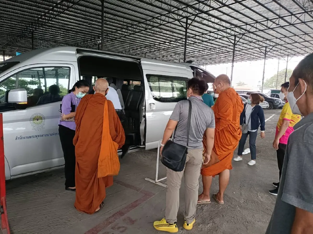 เชือดเป็นตัวอย่าง พศ.จับสึกพระ 2 รูป ปักหลักรับบิณฑบาตตลาดกรมชลประทาน