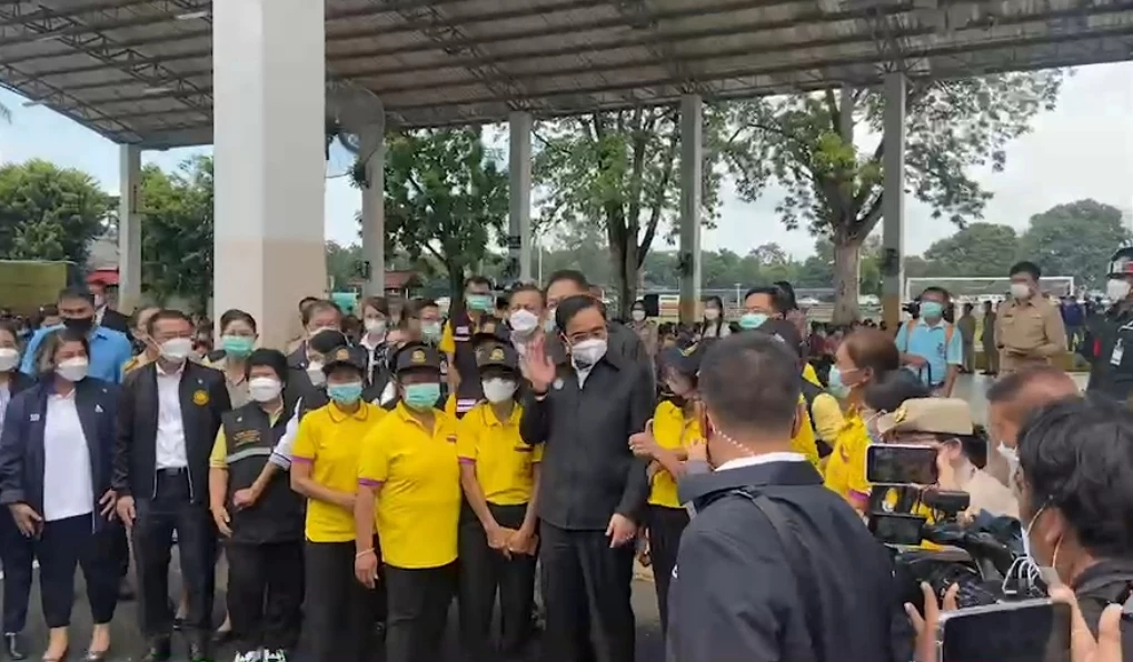 ประชาชนให้การต้อนรับ นายกฯ ลงพื้นที่ดูสถานการณ์น้ำท่วมขอนแก่น-อุบลฯ