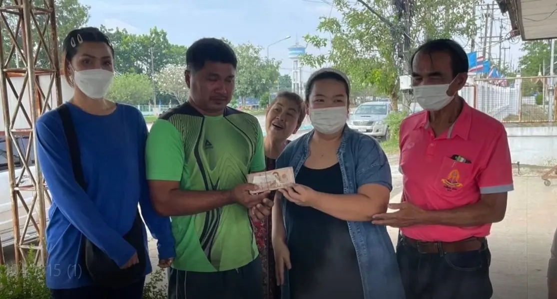 แบงก์พันปลิวว่อน “สิบล้อ” ทำเงินหล่นเกลื่อนถนนนับแสนบาท  (ชมคลิป)