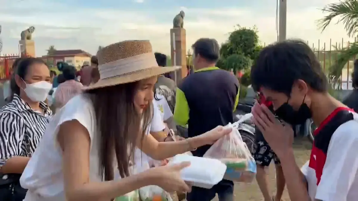 จิตอาสาล่องเรือแจกอาหาร-น้ำดื่ม ช่วยชาวบ้านติดอยู่กลางน้ำ