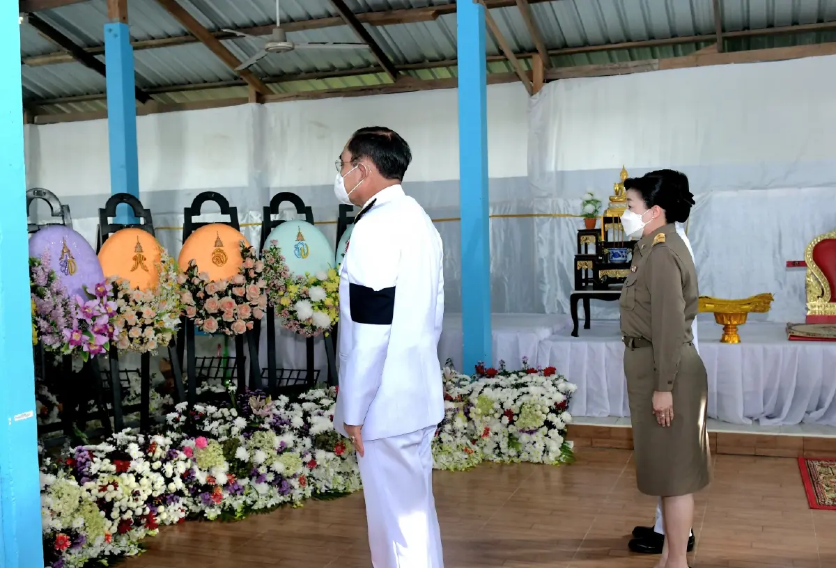 นายกฯ ร่วมพิธีสวดพระอภิธรรม-ให้กำลังใจครอบครัวเหยื่อกราดยิง