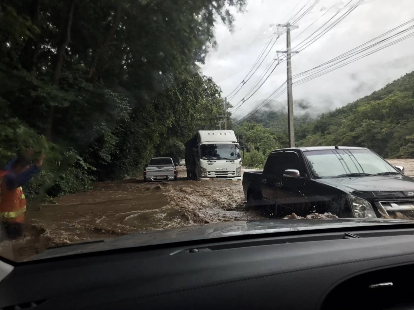 เชียงใหม่อ่วม ฝนถล่มหลายพื้นที่ น้ำป่าทะลัก ต้องปิดน้ำตกแม่กลางชั่วคราว
