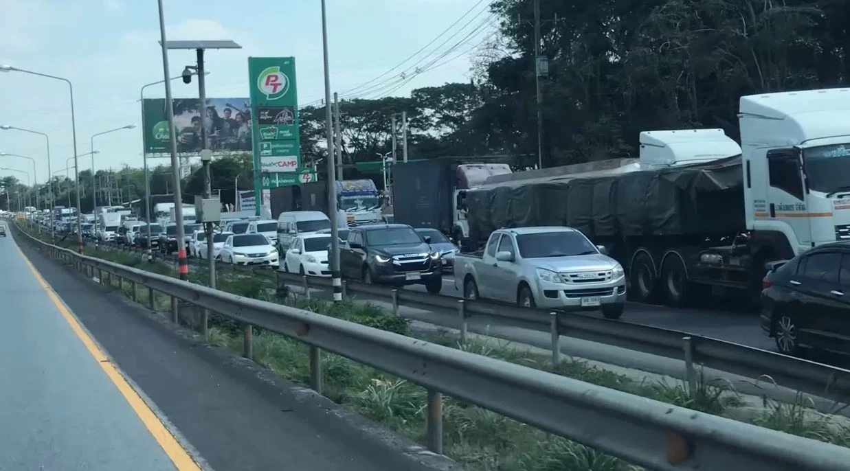 ระทึก! รถเครนลงเขาเบรกแตก ชนยับ 3 คัน เจ็บ 5 ราย