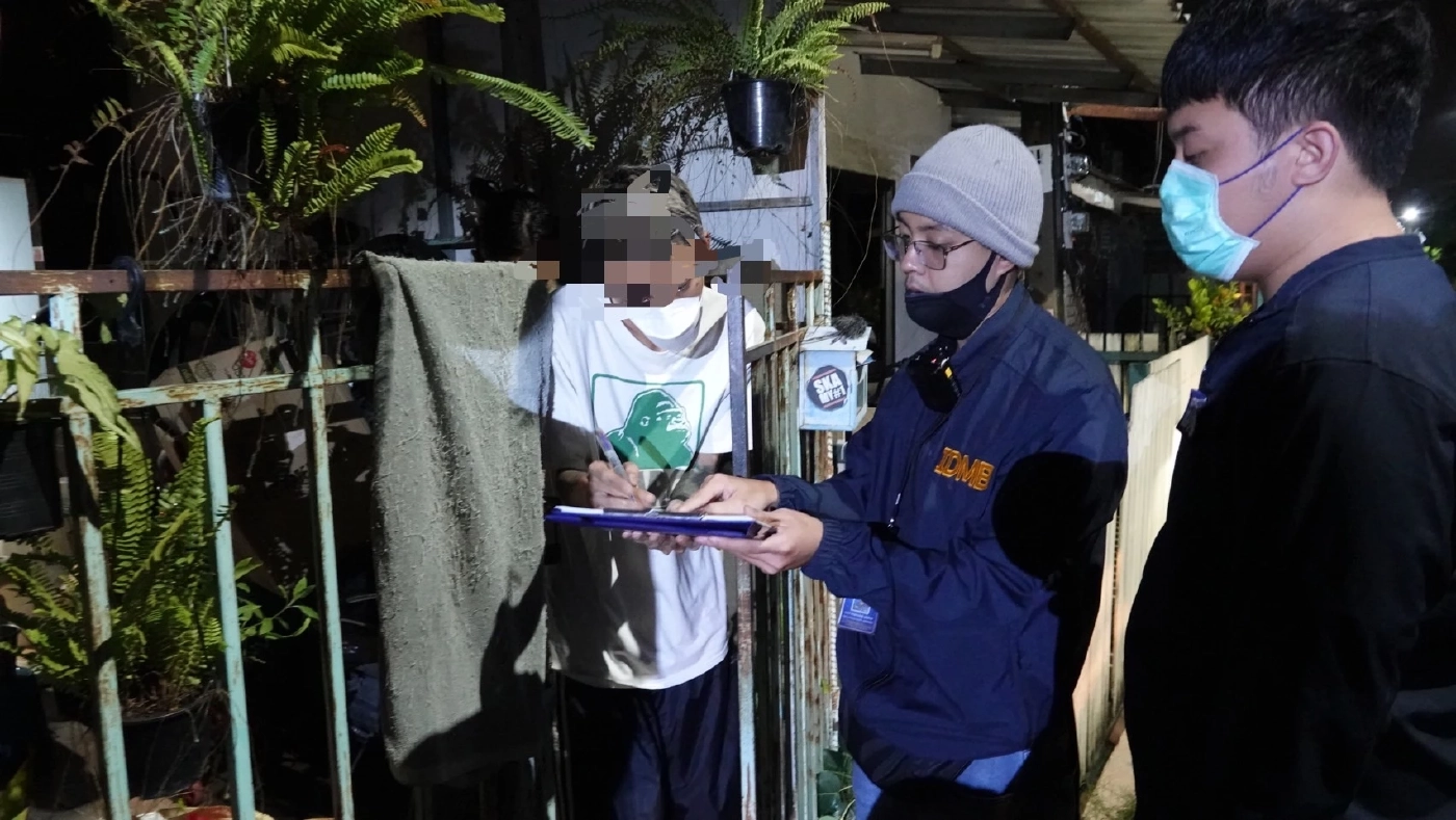 จับหนุ่มคว้าสเก็ต-ตีเข่าหน้านักท่องเที่ยวแคนนาดาสาหัส อ้างมองหน้าแฟนสาว