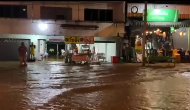 ระทึก ฝนถล่มหนักน้ำป่าดอยตุงหลากท่วมแม่สายกลางดึก