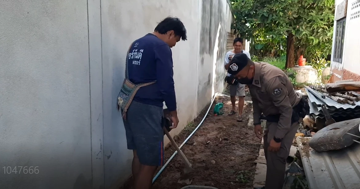 ผงะ “คนงานรับจ้าง”  ขุดดินก่อสร้างเจอ “ระเบิดลูกเกลี้ยง” รอดตายหวุดหวิด