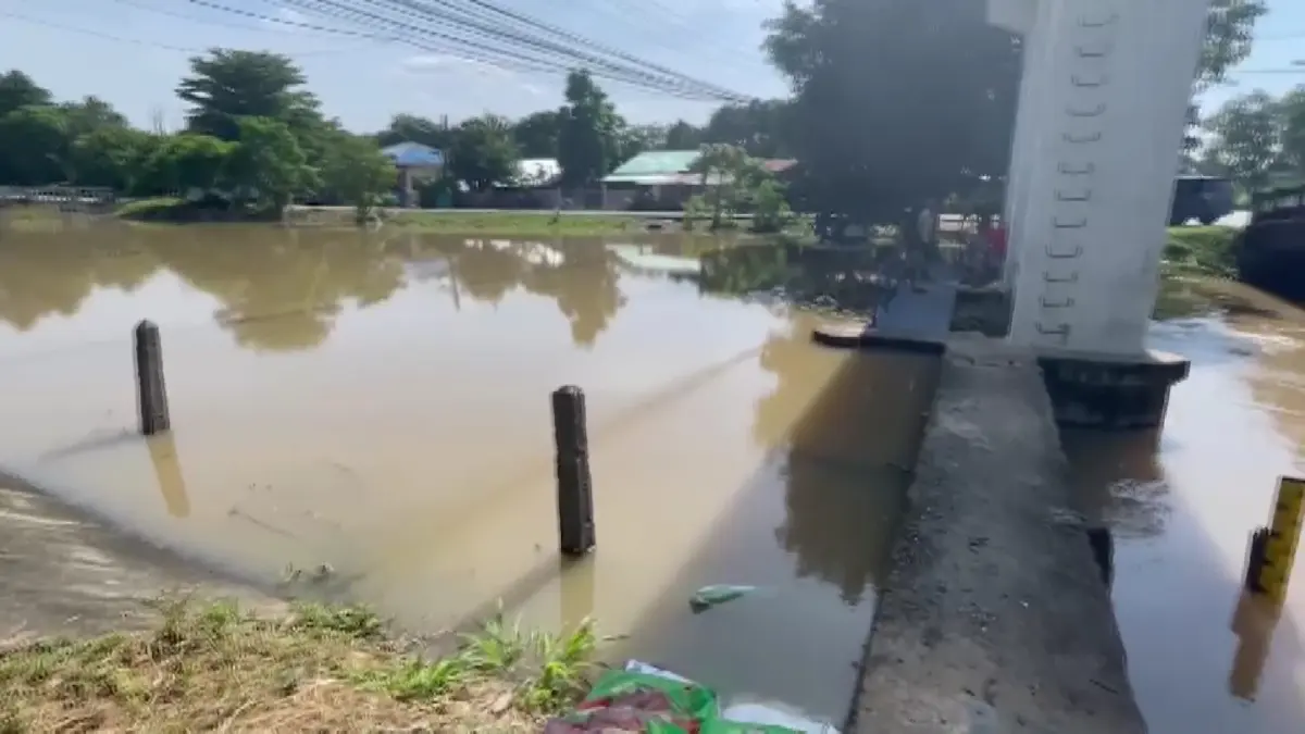 ชาวบ้านริมแม่น้ำน้อย ข้องใจไม่เปิดประตูระบายน้ำ ส่งผลอ่างทองน้ำท่วมอ่วม
