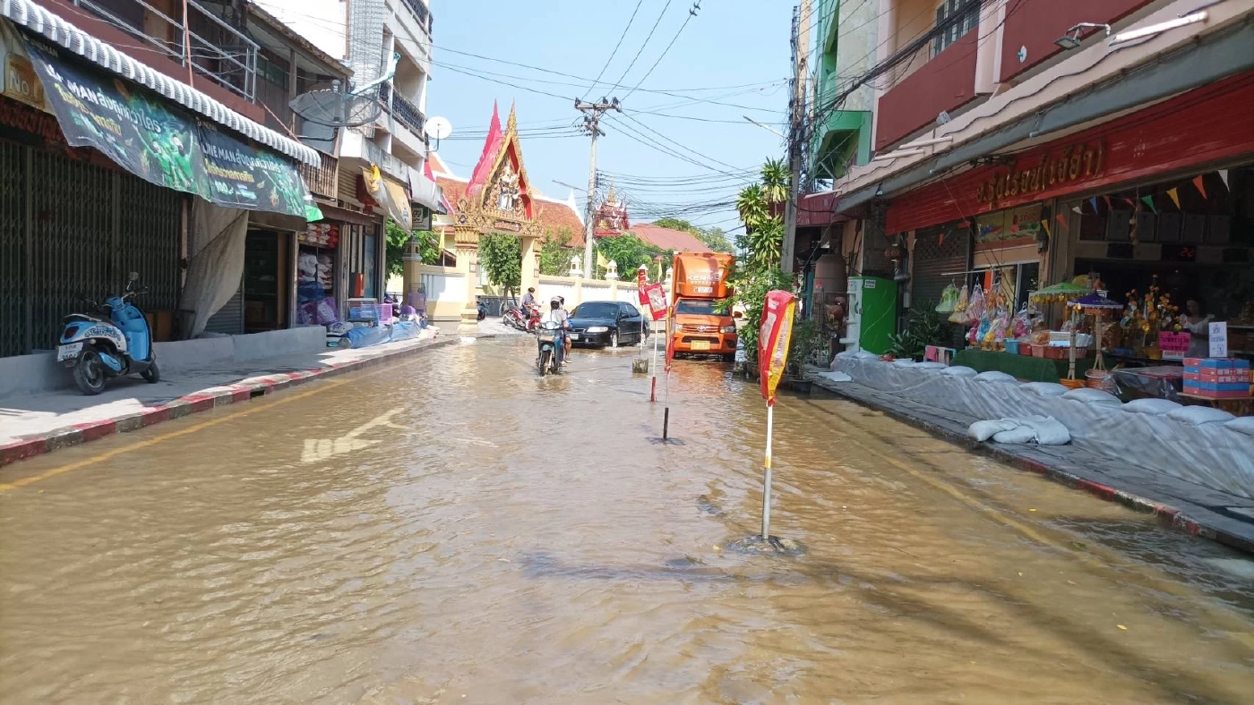 สุดต้าน ตลาดร้อยปีอ่างทองไม่รอด กำแพงพัง แม่น้ำน้อยทะลักท่วมซ้ำ