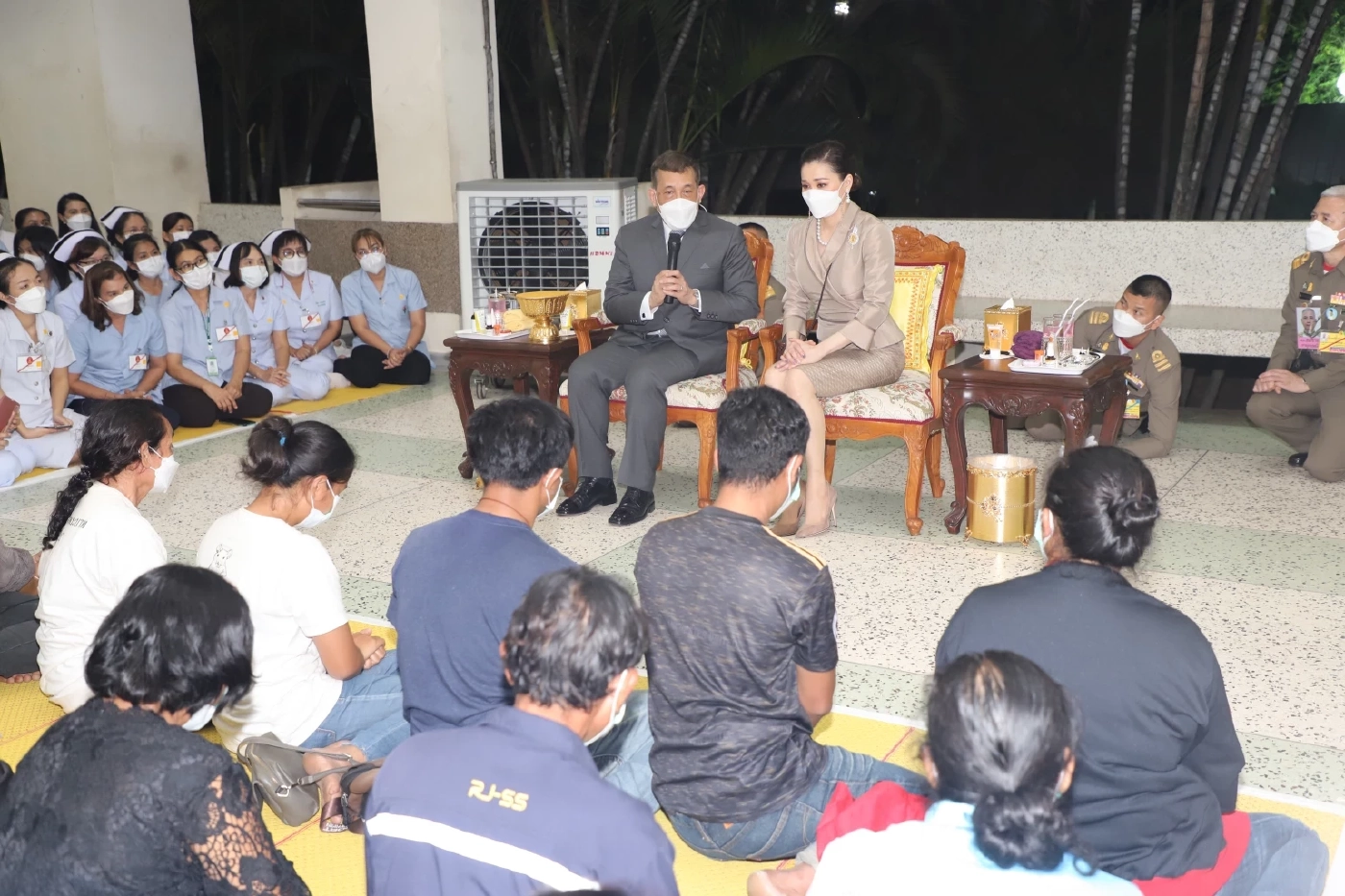 ในหลวง พระราชินี ทรงมีพระราชปฏิสันถาร ให้กำลังใจ และเศร้าพระทัย กับญาติผู้สูญเสียกับเหตุการณ์ ที่เกิดขึ้น