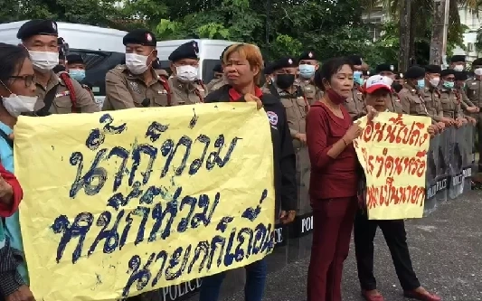 กลุ่มเสื้อแดงขอนแก่น ไม่ต้อนรับนายกฯ พร้อมชูป้ายขับไล่