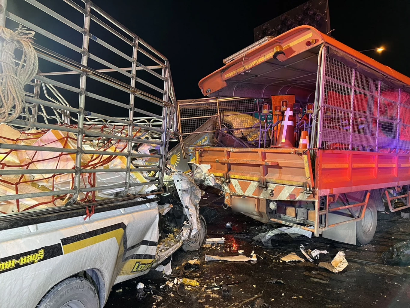 สุดสยอง! กระบะซิ่งแข่งทางด่วนบูรพาวิถี เสย 6 ล้อตีเส้นจราจร ดับ 1 สาหัส 4