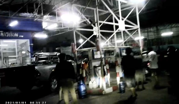 ผวาบึ้ม ชาวบ้านแห่แอบนำถังปิกนิกเติม LPG ที่ปั๊ม เหตุก๊าซแพง (มีคลิป)