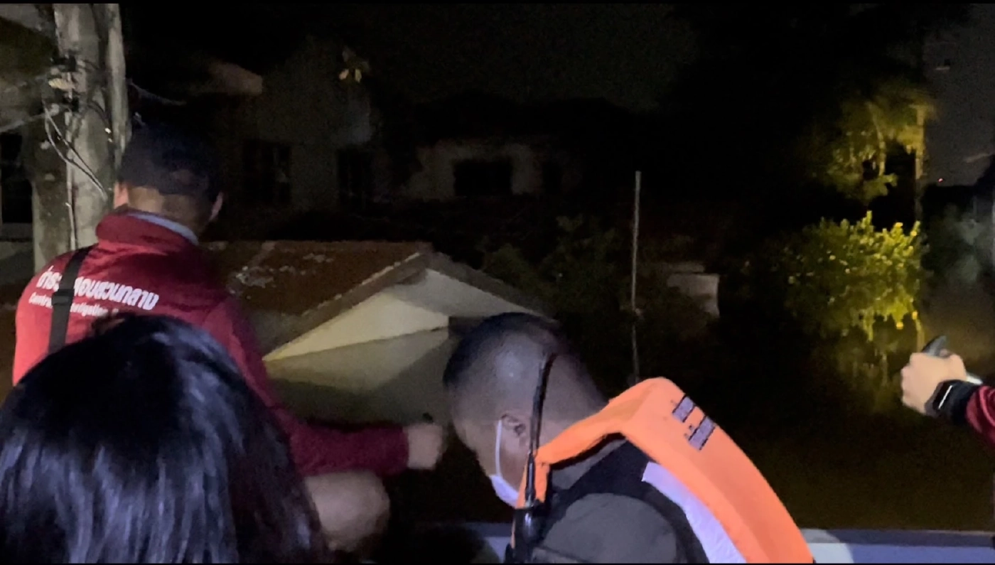 ตำรวจเมืองอุบลฯ ออกลาดตระเวน สร้างความมั่นใจให้กับชาวบ้านที่ประสบภัย ป้องกัน โจรแมวน้ำ