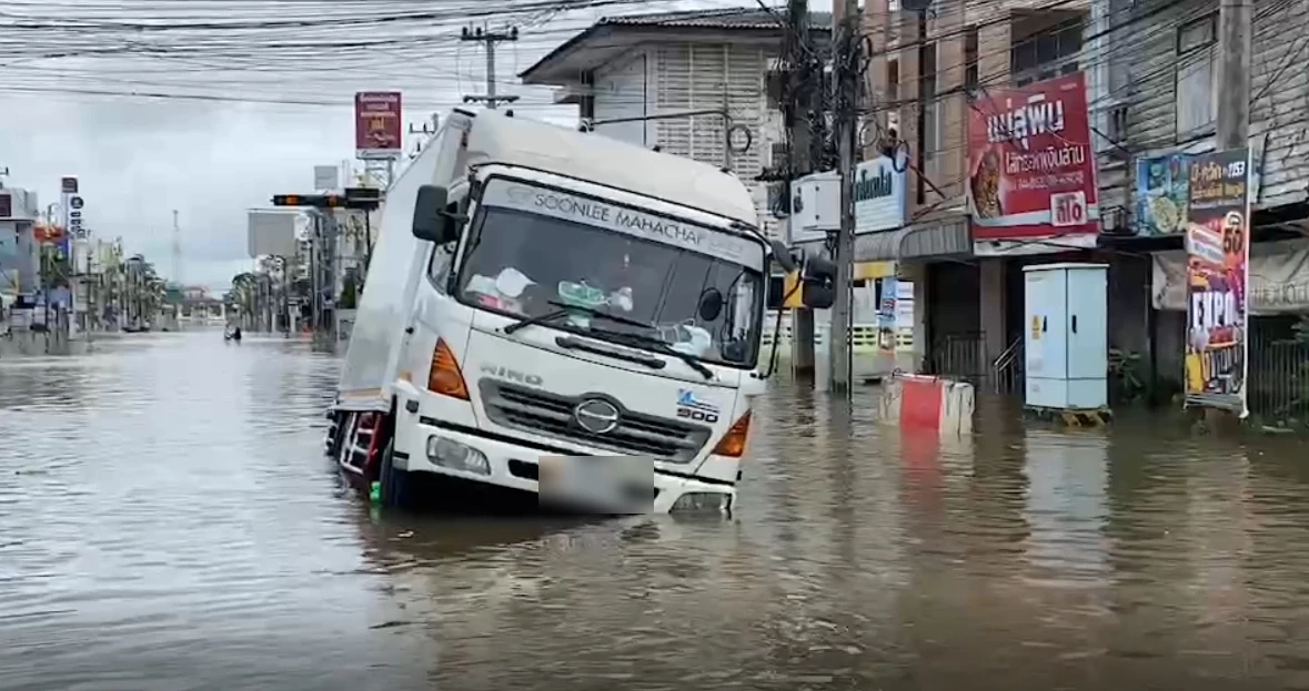 วิกฤตซ้ำ “ชัยภูมิ” ท่วมหนักรอบ 50 ปี โซนเศรษฐกิจจมบาดาล ใช้เรือแทนรถ