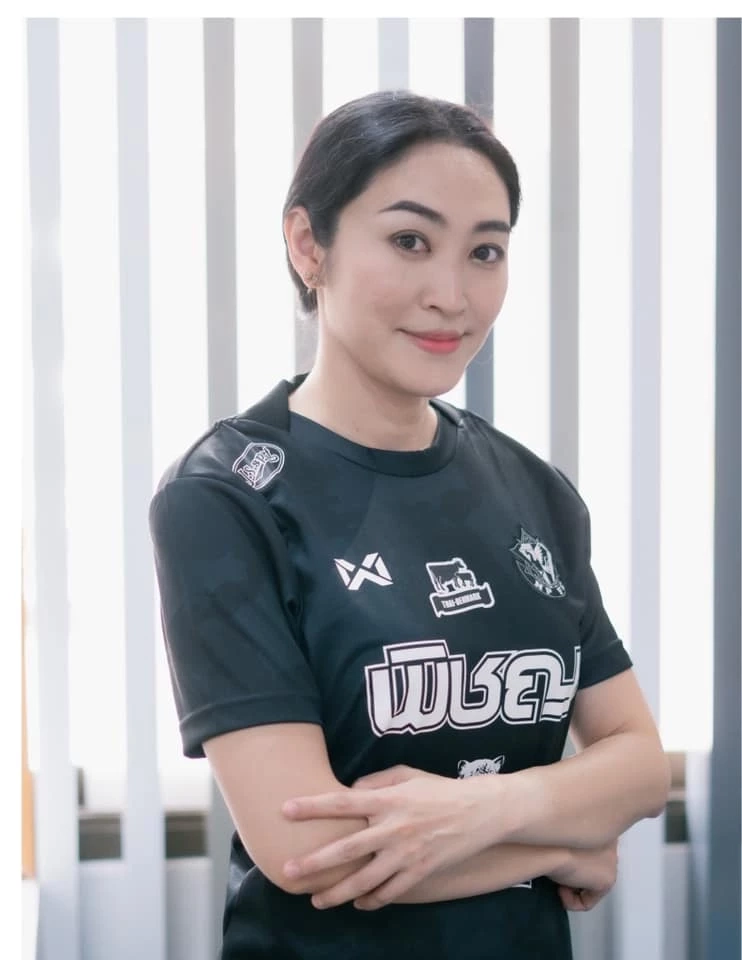 มาดามจอย กฤษยา ภู่มงคลสุริยา รองประธานสโมสรหนองบัว พิชญ เอฟซี 