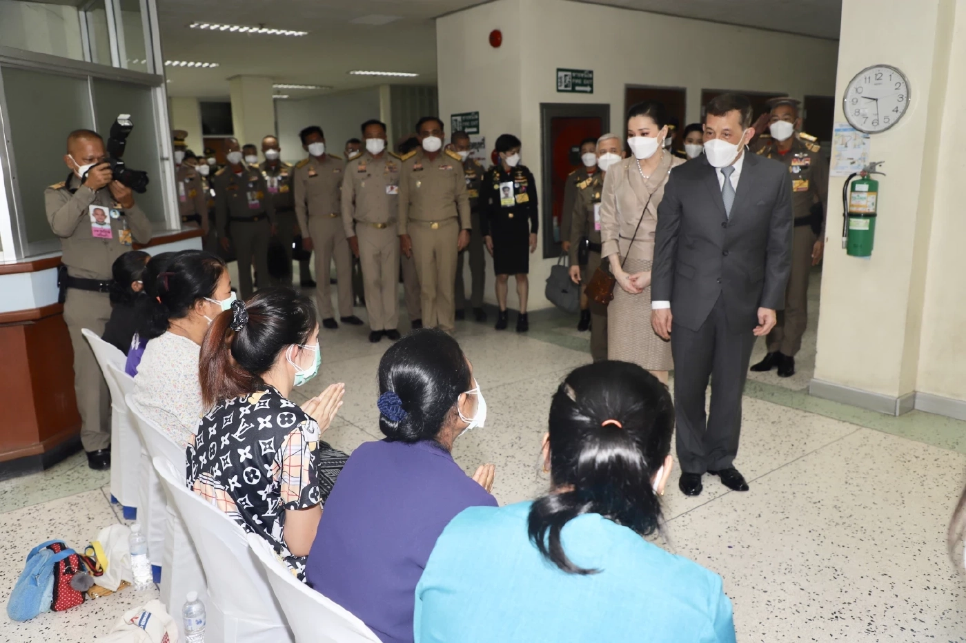 ในหลวง พระราชินี ทรงมีพระราชปฏิสันถาร ให้กำลังใจ และเศร้าพระทัย กับญาติผู้สูญเสียกับเหตุการณ์ ที่เกิดขึ้น