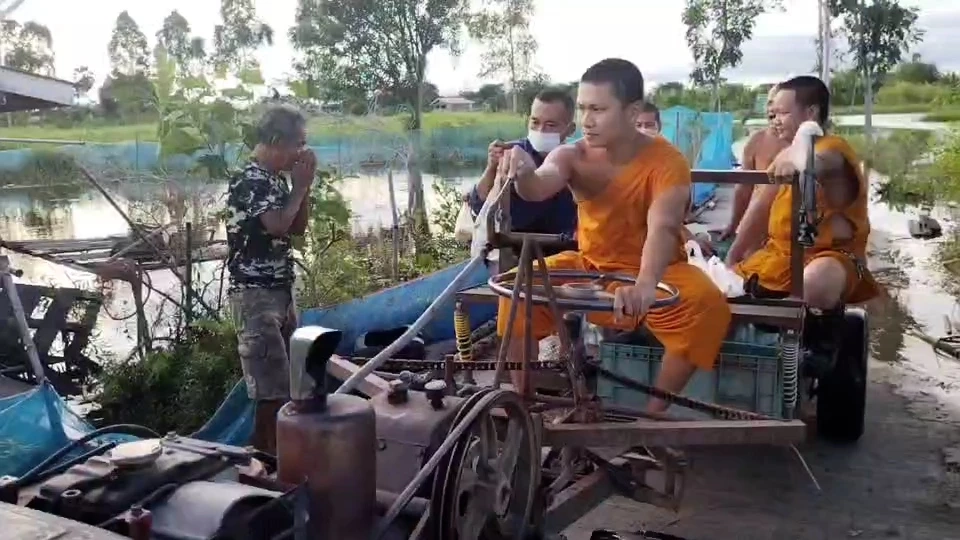 พระสงฆ์วัดศรีจุฬา ขนข้าวสารอาหารแห้งแจกญาติโยม บรรเทาทุกข์น้ำท่วม