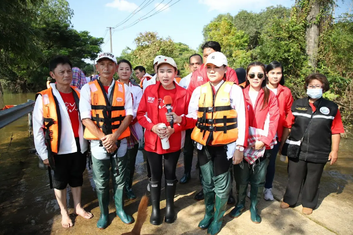 "อุ๊งอิ๊งค์" เยือนอุบลฯ เยี่ยมน้ำท่วม ด้านชาวบ้านตะโกนเชียร์เลือกเพื่อไทย
