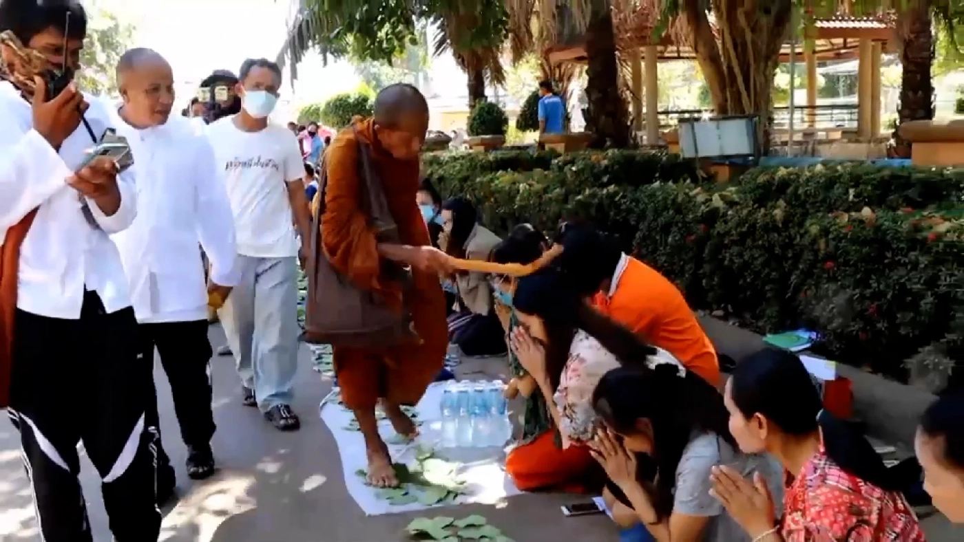 ชาวนครพนมแห่รอ “หลวงตาบุญชื่น” พระธุดงค์เท้าเปล่า จากอีสานสู่เหนือ และใต้