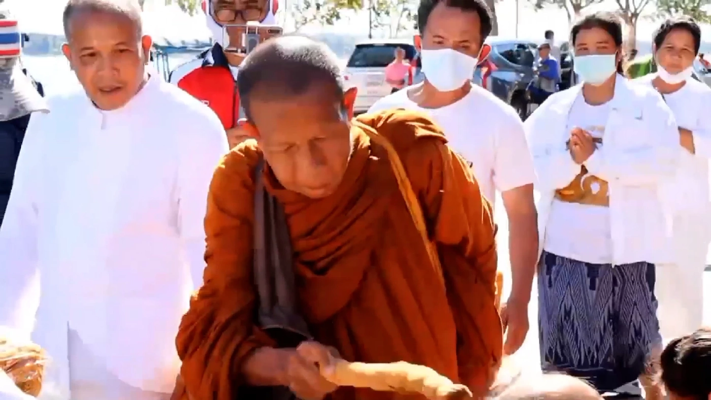 ชาวนครพนมแห่รอ “หลวงตาบุญชื่น” พระธุดงค์เท้าเปล่า จากอีสานสู่เหนือ และใต้