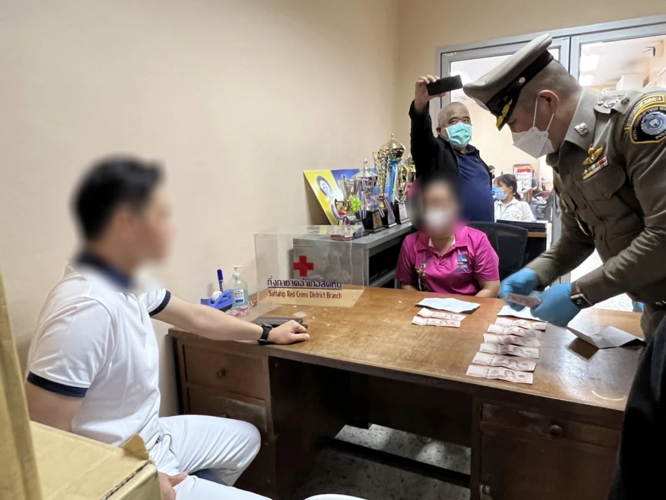 ปปป. บุกจับ"ปลัดอำเภอสัตหีบ" รีดเงินเจ้าของบ้านพักพูลวิลล่า แลกใบอนุญาต