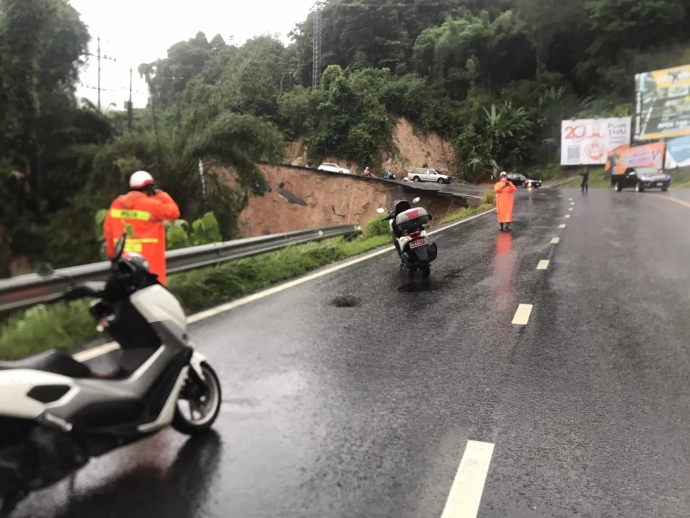 ด่วน! ภูเก็ตฝนถล่ม ถนนขึ้นเขาป่าตองเกิดดินสไลด์ ต้องปิดเพื่อความปลอดภัย