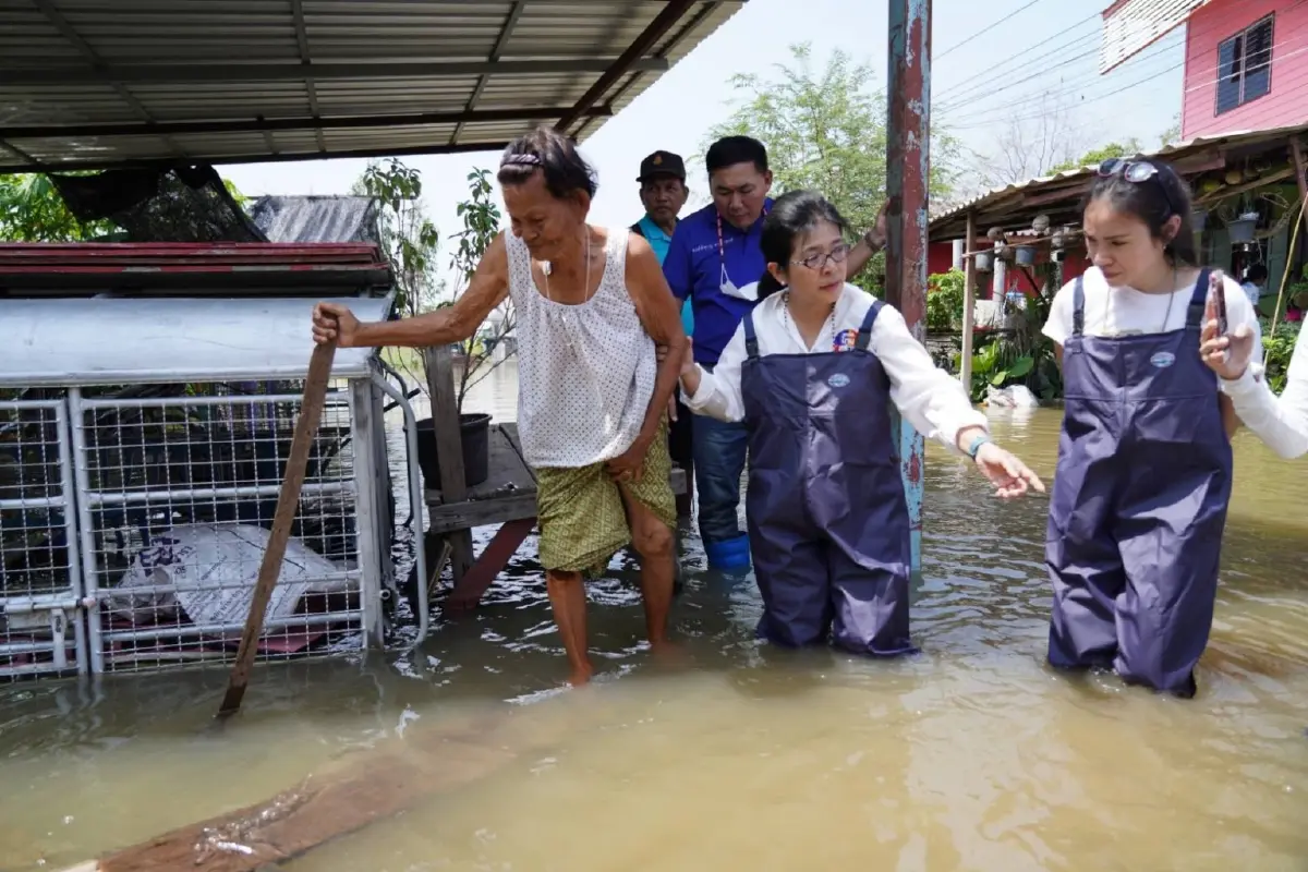 "สุดารัตน์"ยกทสท.ลุยให้กำลังใจชาวสุพรรณบุรีหลังเผชิญน้ำท่วม