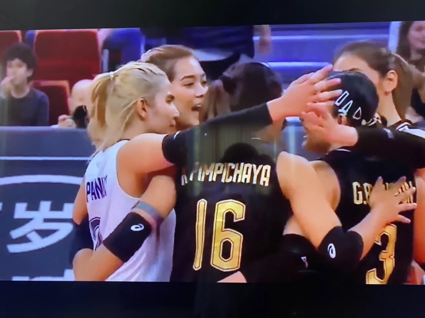 "ลุงป้อม" ชื่นชม "วอลเลย์บอลหญิงไทย" สร้างชื่อ อวยพรให้ขึ้นเบอร์ 1 โลก (คลิป)